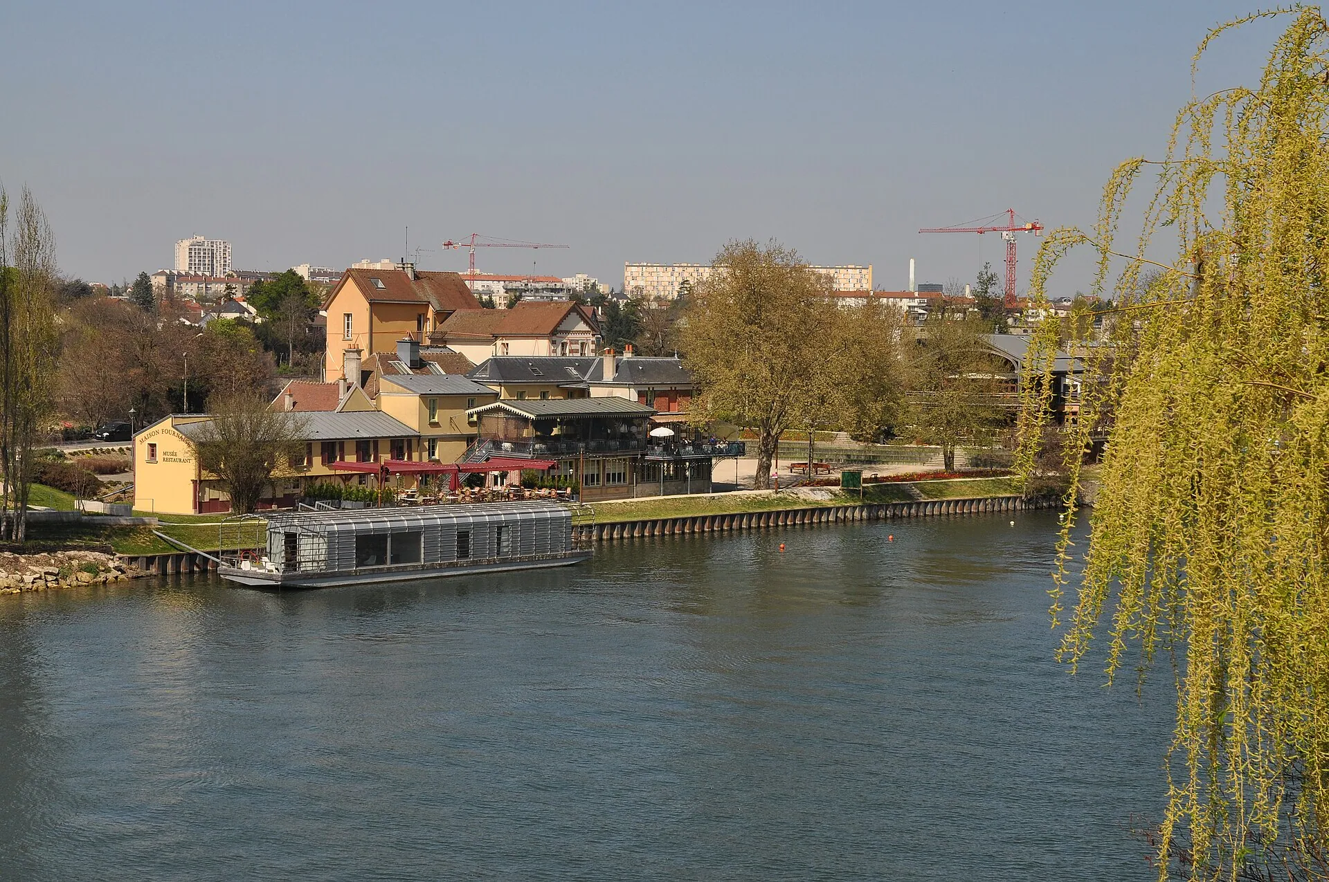 Chatou : maisons de bord de Seine et vie de village