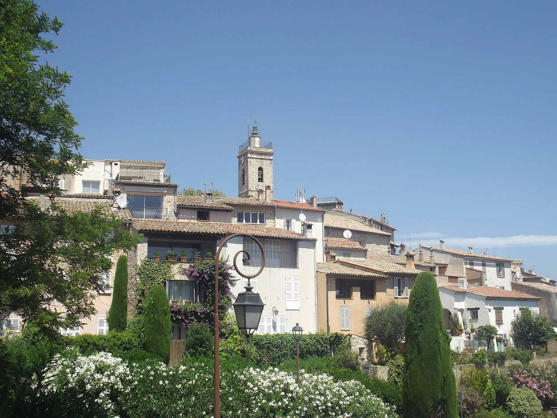 Mougins : village, collines, golfs et calme à proximité de Cannes