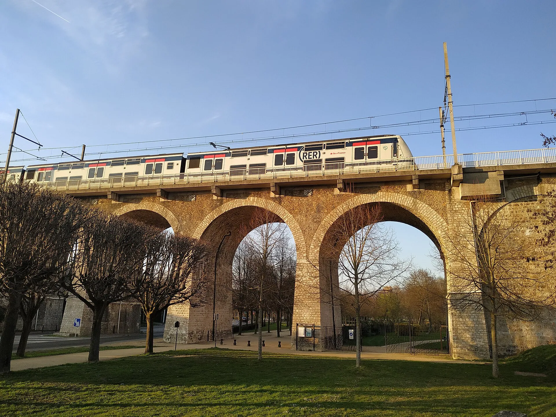 RER A, ligne L, tramway : comment les transports pèsent sur les prix de l'Ouest